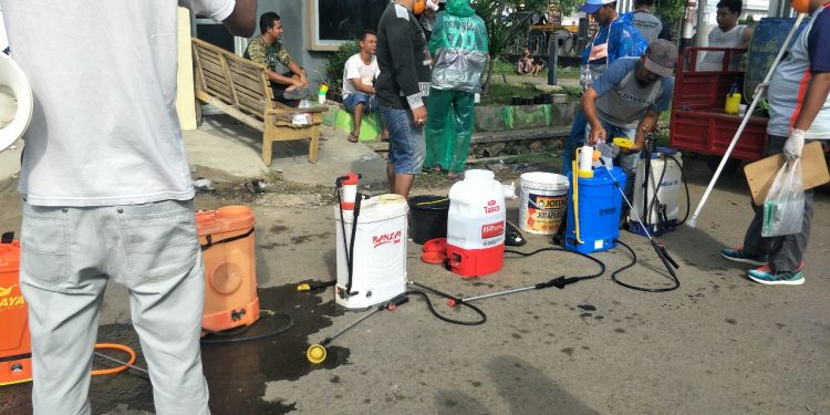Khawatir Penyebaran Virus Corona, Warga Perum Graha Alana Gotong Royong Semprot Disinfektan