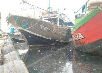 Sungai di Desa Majakerta Hitam Pekat Akibat Kebocoran Pipa Pertamina