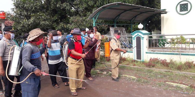 Cegah Penyebaran Covid-19, Pemdes Ligung Lakukan Penyemprotan Disinfektan