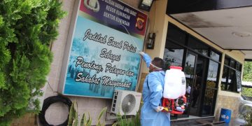 Mapolres Kuningan Disemprot Disinfektan