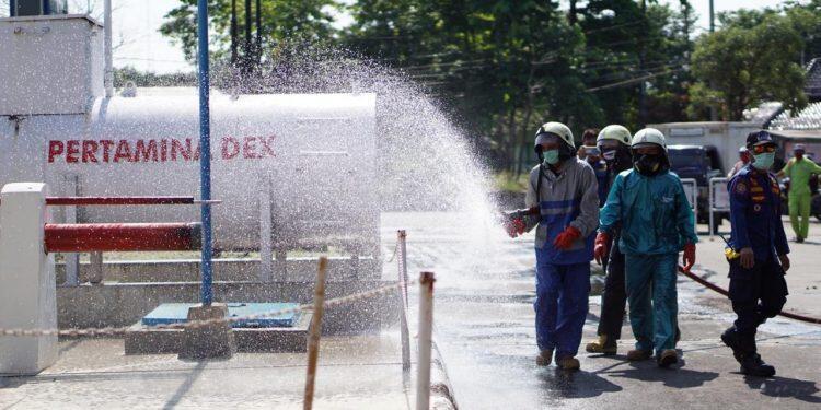 Pastikan Keamanan SPBU, Pertamina Gandeng Damkar Semprot Disinfektan