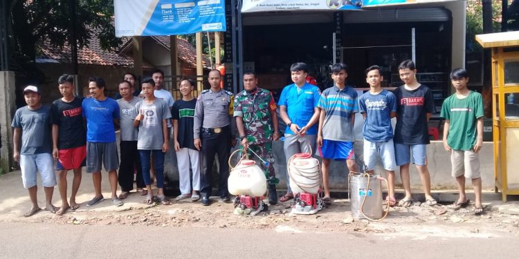 Pemuda Desa Lebakmekar Lakukan Penyemprotan Desinfektan Secara Swadaya