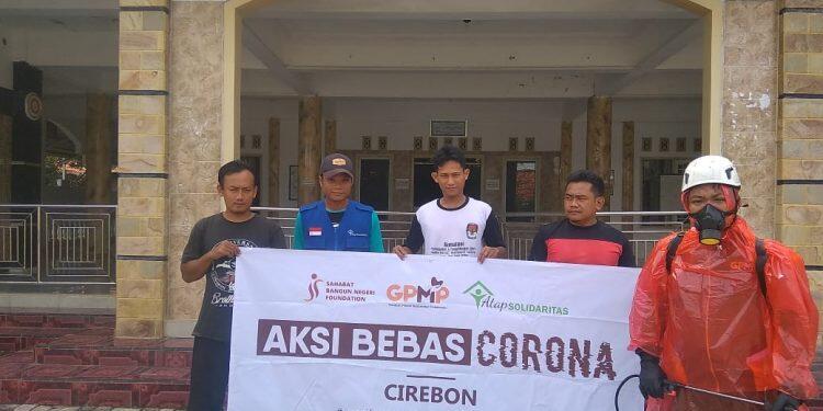 Cegah Virus Corona, DKM Baiturrohmah Cilengkrang Lakukan Penyemprotan Cairan Disinfektan