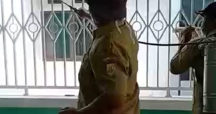 Cegah Penyebaran Virus Corona, Pemdes Mekarsari Lakukan Penyemprotan Disinfektan