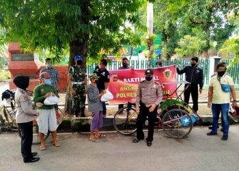 Anggota Polri Angkatan 26/31 Polresta Cirebon Berbagi Sembako dan Masker