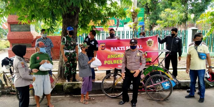 Anggota Polri Angkatan 26/31 Polresta Cirebon Berbagi Sembako dan Masker