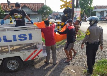 Pria Tua Tanpa Identitas Ditemukan Tewas di Depan Rumah Makan