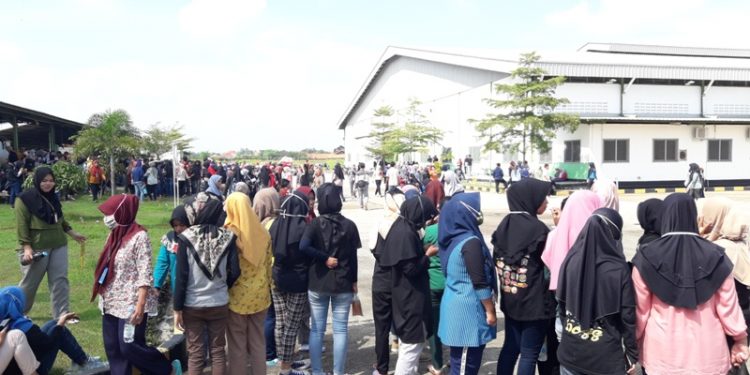 Tuntut Gaji dan THR, Ribuan Buruh Pabrik PT VGA Mogok Kerja