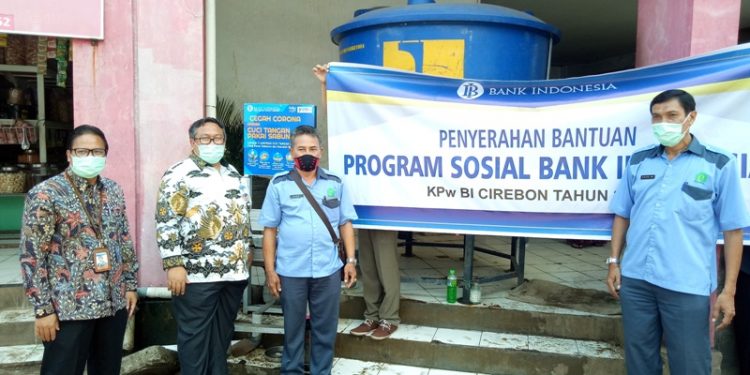BI Cirebon dan BPMD Ciayumajakuning Berikan Bantuan Kepada Tenaga Medis dan Perumda Pasar