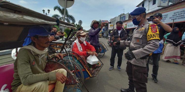 Brimob Tebar Ratusan Nasi Kotak