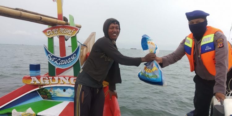 Satpolair Polres Cirebon Kota Bagikan Sembako dan Masker kepada Nelayan