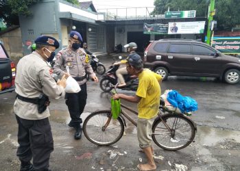 Brimob Bagikan Paket Sembako “Door to Door” kepada Masyarakat