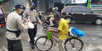 Brimob Bagikan Paket Sembako “Door to Door” kepada Masyarakat