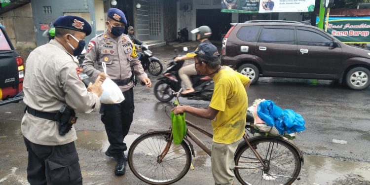 Brimob Bagikan Paket Sembako “Door to Door” kepada Masyarakat