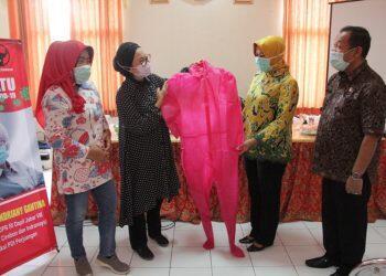 Selly Serahkan Bantuan Ratusan APD untuk Dinkes Kabupaten Cirebon