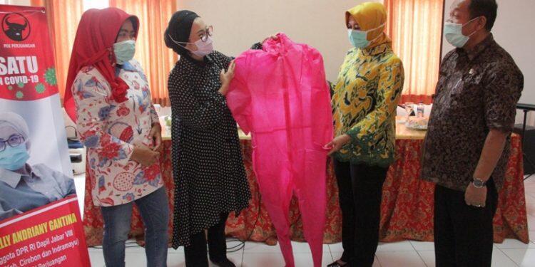Selly Serahkan Bantuan Ratusan APD untuk Dinkes Kabupaten Cirebon