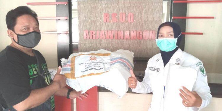 Yanu Berikan Bantuan APD ke RS Arjawinangun
