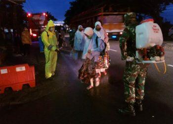 Kedatangan Ratusan Santri Ponpes Lirboyo Disambut Cairan Desinfektan