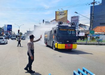 Polresta Cirebon Semprot Desinfektan di Tiga Zona Secara Serentak