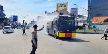 Polresta Cirebon Semprot Desinfektan di Tiga Zona Secara Serentak