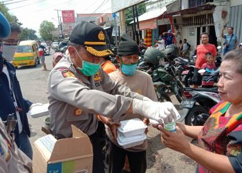 Polsek dan Koramil Lemahabang Bagikan 500 Nasi Kotak dan Masker