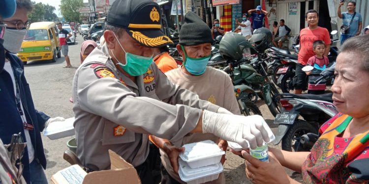 Polsek dan Koramil Lemahabang Bagikan 500 Nasi Kotak dan Masker