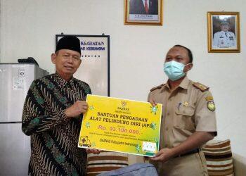 Baznas Indramayu Distribusikan Bantuan 49 APD ke Puskesmas