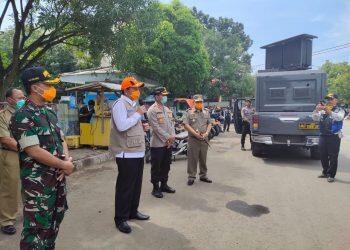 Forkopimda Indramayu Lakukan Penyemprotan Massal,  Himbau Warga Phisycal Distancing