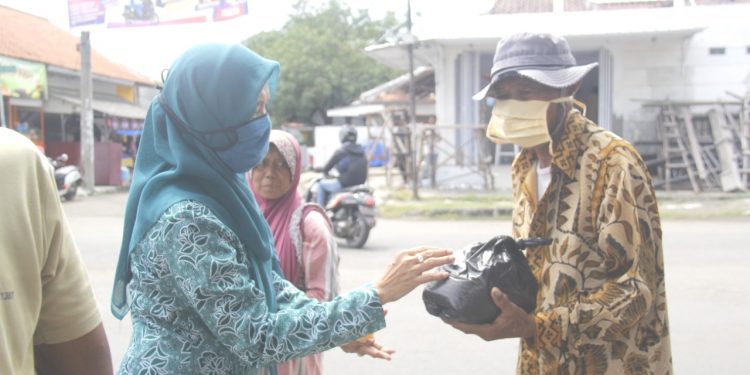 Cegah Covid-19, TP PKK Indramayu Bagikan Masker dan Hand Sanitizer