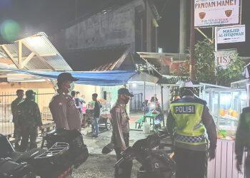 Aparat Gabungan Bubarkan Kerumuman Massa