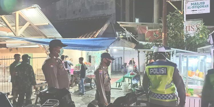 Aparat Gabungan Bubarkan Kerumuman Massa