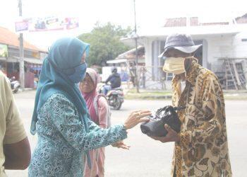 Cegah Covid-19, TP PKK Bagikan Masker dan Hand Sanitizer