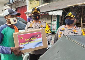 Peduli Covid-19, Wartawan dan Polres Indramayu Bagikan Ribuan Masker