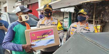 Peduli Covid-19, Wartawan dan Polres Indramayu Bagikan Ribuan Masker