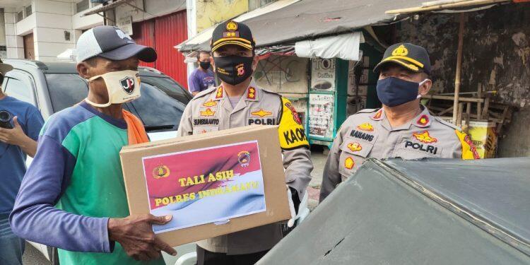 Peduli Covid-19, Wartawan dan Polres Indramayu Bagikan Ribuan Masker