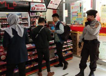 Polsek Cikedung Sidak Ketersedian Masker dan Cairan Antiseptik
