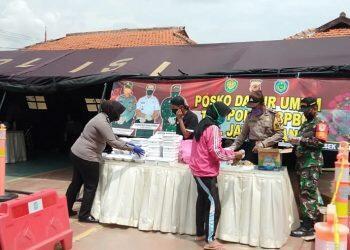 Polsek Jatibarang Dirikan Dapur Umum Bantu Warga Terdampak Covid-19