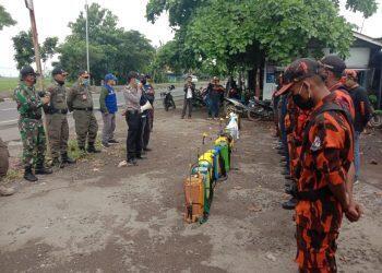 Antisipasi Penyebaran Virus Corona, Polsek Kandanghaur Lakukan Penyemprotan Disinfektan