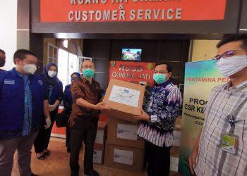 Prihatin Pandemi Covid-19, Herman Khaeron Bagikan APD dan Masker