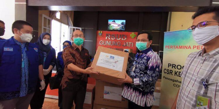 Prihatin Pandemi Covid-19, Herman Khaeron Bagikan APD dan Masker
