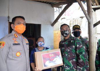 Peduli Covid-19, TNI-Polri Bagikan Ribuan Paket Sembako dan Masker
