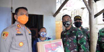 Peduli Covid-19, TNI-Polri Bagikan Ribuan Paket Sembako dan Masker