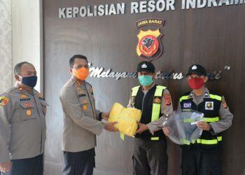 Upaya Preventif Tangani Virus Corona, Polres Indramayu Bagikan APD