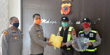 Upaya Preventif Tangani Virus Corona, Polres Indramayu Bagikan APD