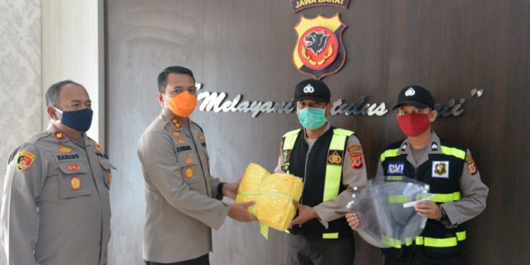 Upaya Preventif Tangani Virus Corona, Polres Indramayu Bagikan APD