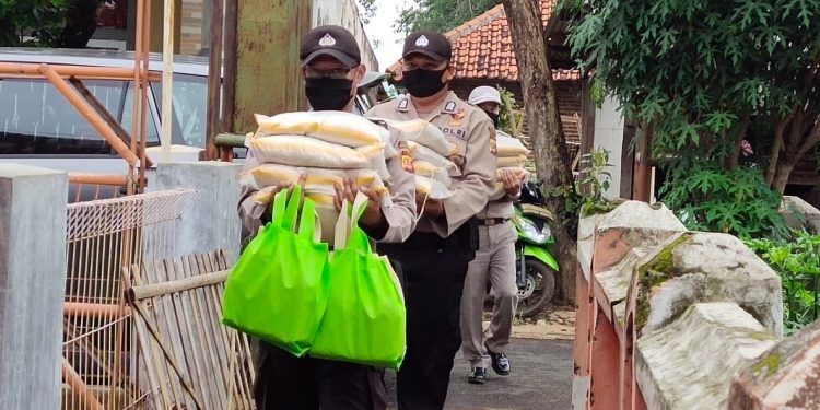 Kapolres Kuningan Kerahkan Seluruh Personil Lakukan Baksos