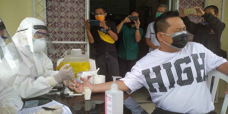 Puluhan Jurnalis Kuningan Jalani Rapid Test Covid-19