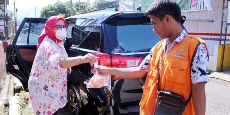 Istri Bupati Bagi-bagi Telur untuk Warga Terdampak Covid-19