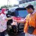 Istri Bupati Bagi-bagi Telur untuk Warga Terdampak Covid-19