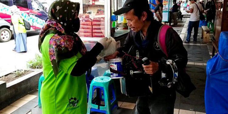 Jaring Pengaman Ummat Berbagi Nasi Bungkus